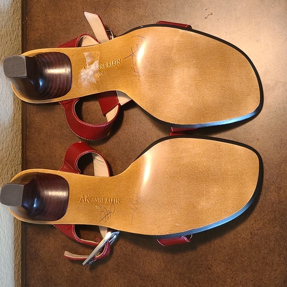 Anne Klein red leather dress sandal - Picture 6 of 7